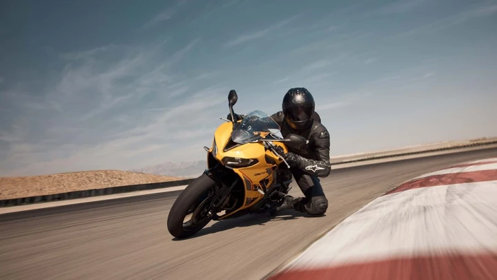 Triumph Daytona 660 2026: il restyling che sfida la Yamaha R7