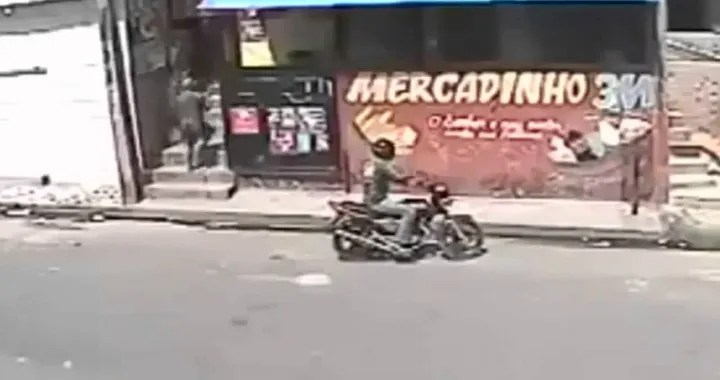 In scooter rapinano un mercatino ma uno dei due vola fuori...