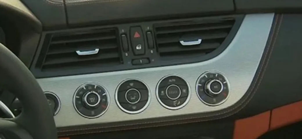BMW Z4 MY2013: gli interni in video