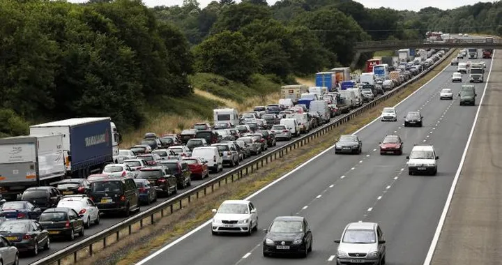 Multato perché troppo lento sulla corsia centrale dell'autostrada