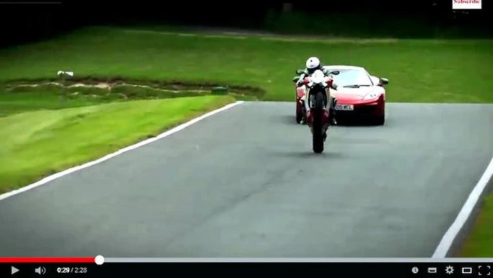 Supersfide: Ducati 1199 Panigale S vs McLaren MP4-12C [Video]