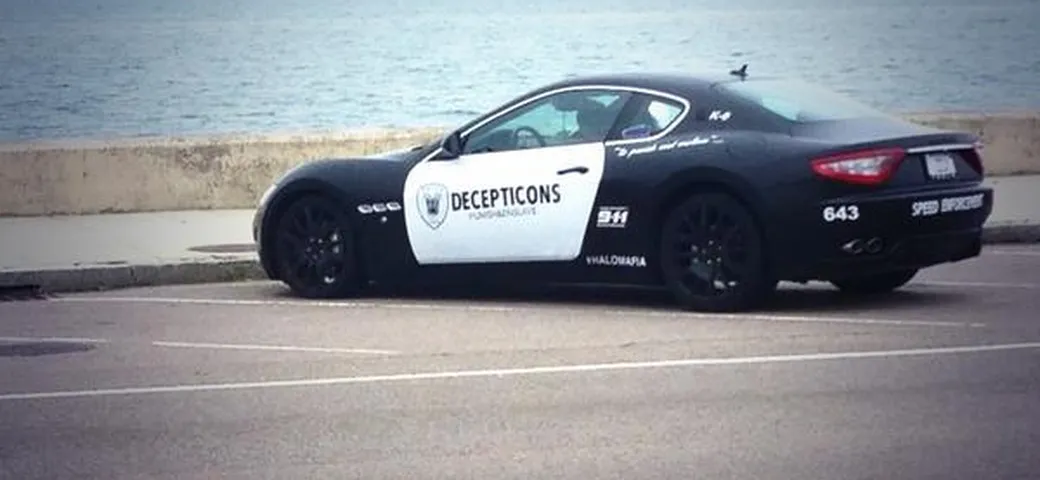 Maserati Granturismo: la livrea della Polizia costa l'arresto ad un ragazzo statunitense