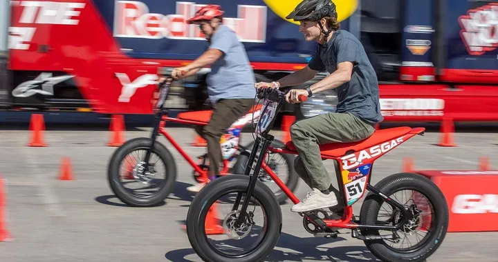 GasGas Moto 1 e Moto 2: il brand svela due nuove e-bike da competizione [FOTO]