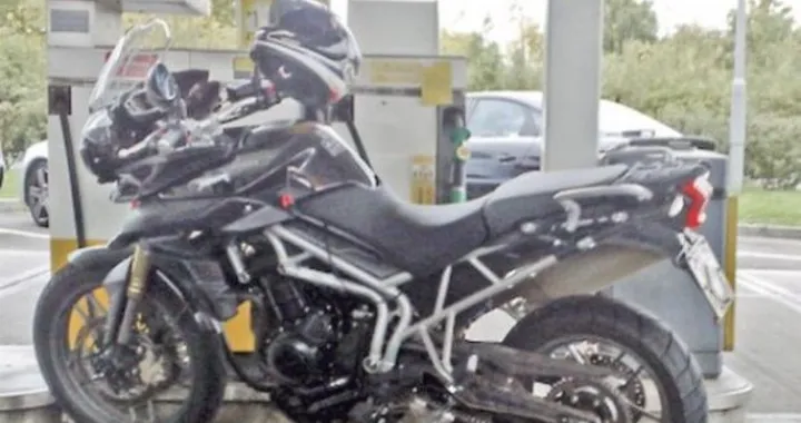 Triumph Tiger 800: ennesima  foto spia della versione Standard