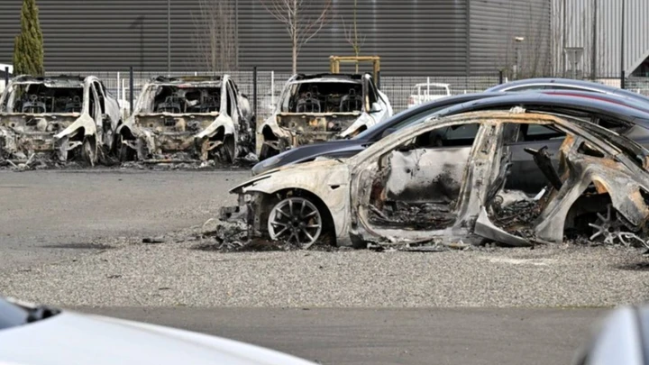 Escalation proteste contro Tesla, incendiato concessionario: 700.000 euro di danni