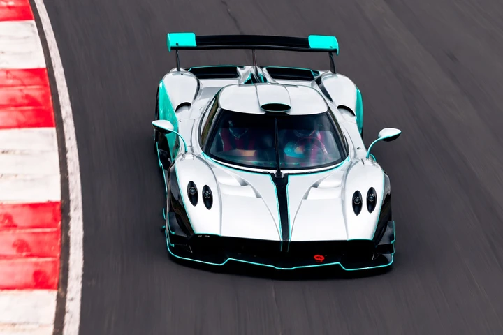 Pagani Huayra R Evo Roadster, 900 CV e 3,2 milioni di euro: il cliente l'ha aspettata 3 anni