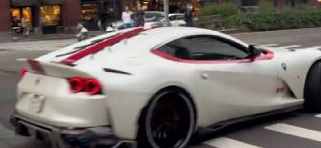 Ferrari 812 costretta a fare uno show folle all'incrocio di New York | Video