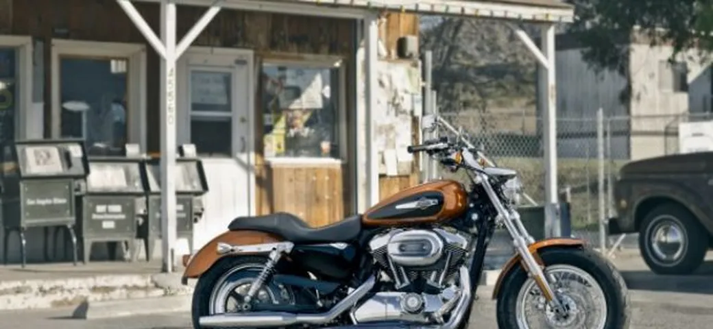 Harley Davidson Sportster 1200 Custom: scarpe grosse e cromature per completare la gamma