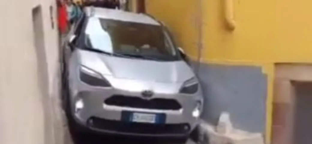 Auto incastrata in un paesino della Sardegna: il GPS tradisce ancora