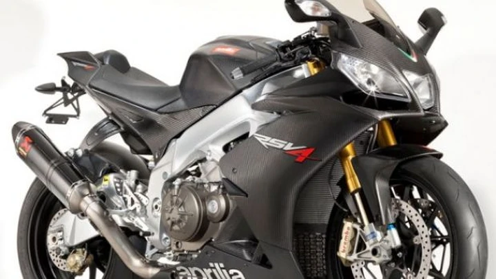Aprilia RSV4 Carbon Kit: disponibile il vestito in carbonio per la Superbike di Noale