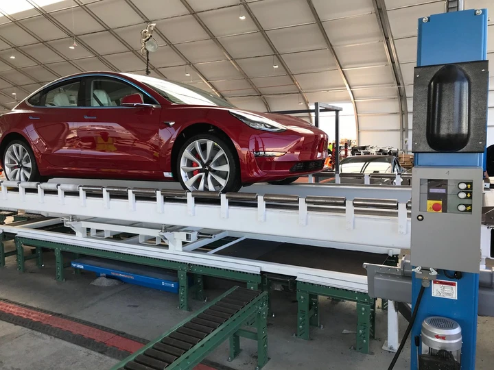Tesla produce 5.000 Model 3 a settimana: obbiettivo raggiunto