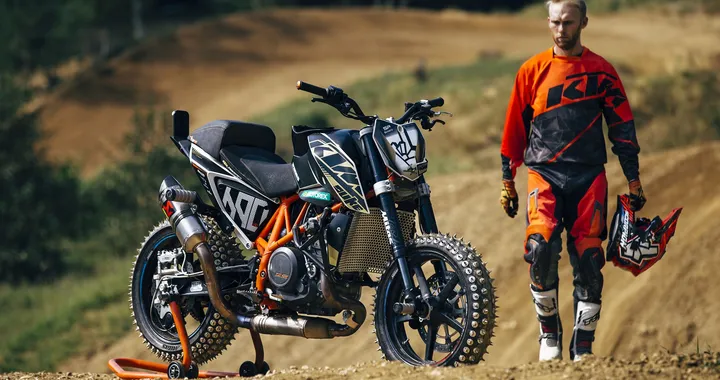 KTM Duke 690, Rok Bagaros fa off road con... ruote chiodate