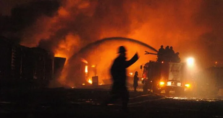 Parte con la pistola attaccata: pompa di benzina in fiamme [Video]