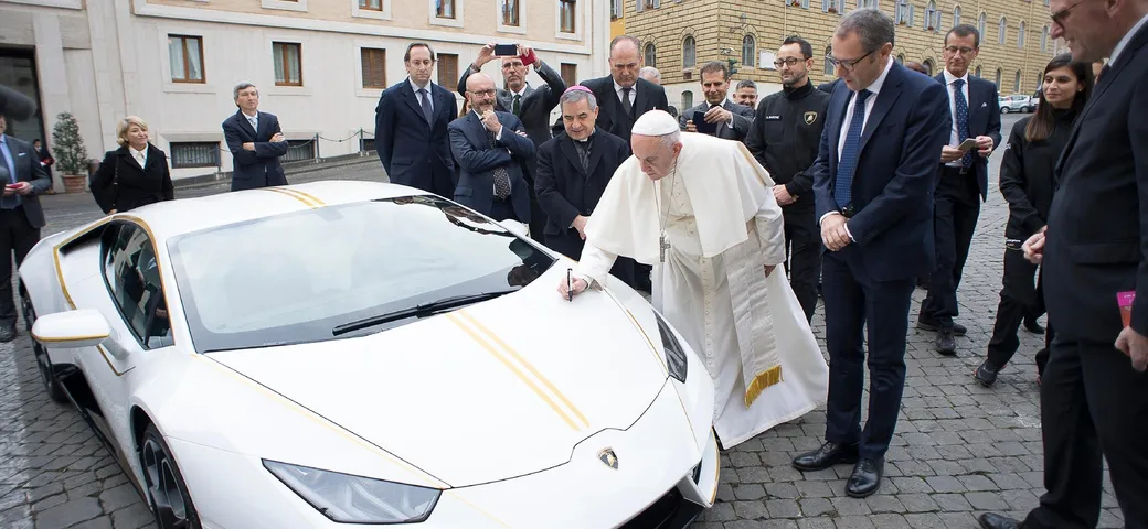 Venduta all’asta la Lamborghini del Papa: battuta a 715 mila Euro