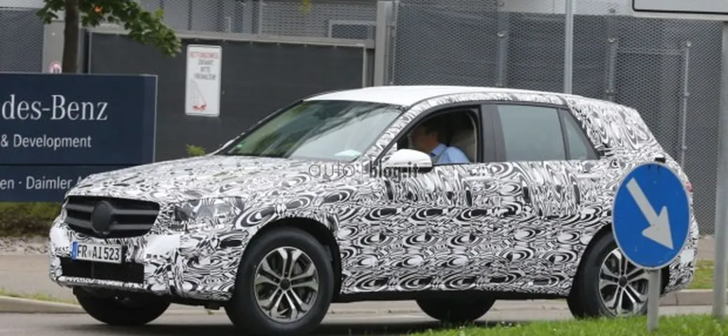 Nuova Mercedes GLK su strada in nuove foto spia