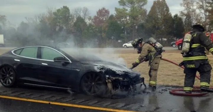 Auto elettriche: difficile domare l'incendio