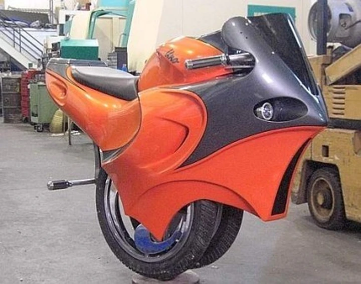Uno: la moto a ruote affiancate?