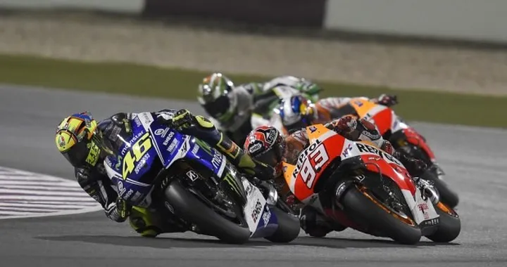 MotoGP Losail, trionfo di Marquez in volata sul “ritrovato” Rossi. Pedrosa sul podio, Festival di cadute