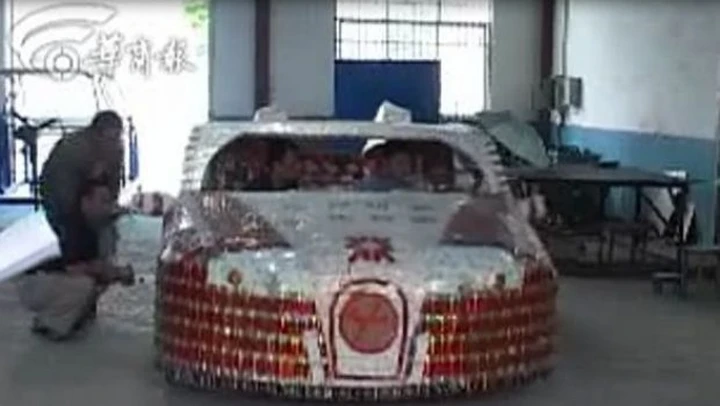 Bugatti Veyron: un esemplare realizzato con 10.280 pacchetti di sigarette