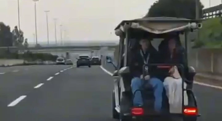Il Golf Cart che sul GRA a Roma ha sorpreso il traffico: che follia