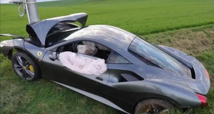 Noleggia Ferrari e finisce subito in un fosso: esperienza amara e costosa