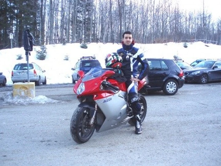 Foto del giorno: l'MV Agusta F4 non teme il freddo