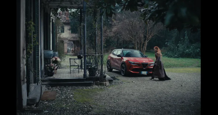 Dal Festival di Sanremo all'Alfa Romeo Junior, Noemi sceglie il B-SUV per il suo video