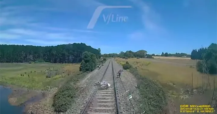 Treno in corsa 'investe' endurista [Video]