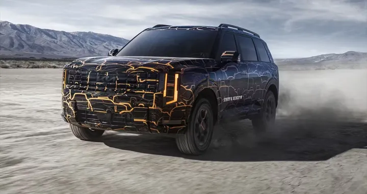 Kia Telluride camuffata come opera d'arte: sotto ha un motore V6