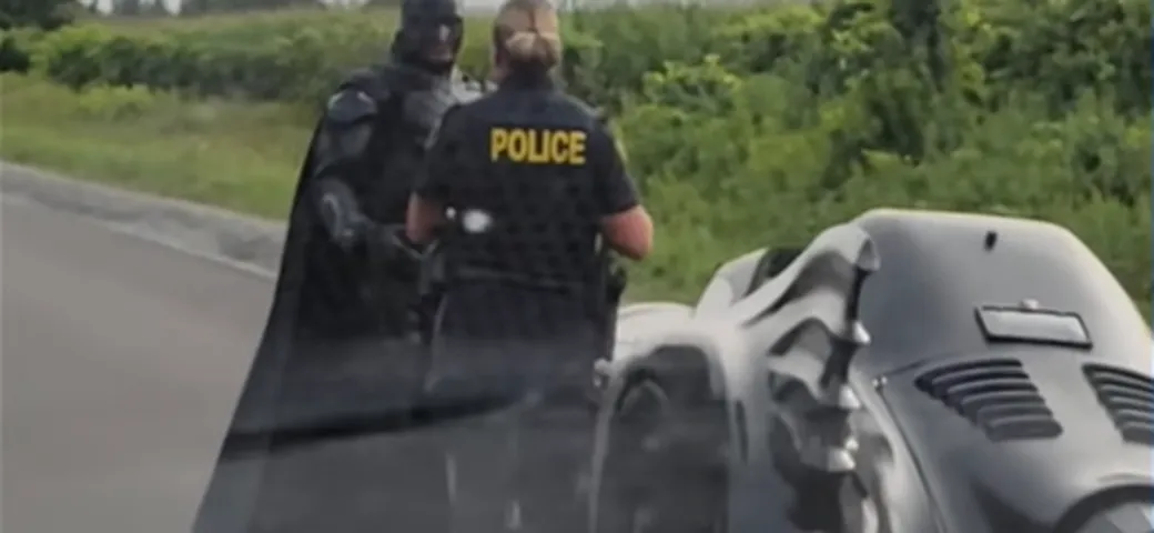 Batman con la sua Batmobile viene fermato dalla Polizia... [Video]