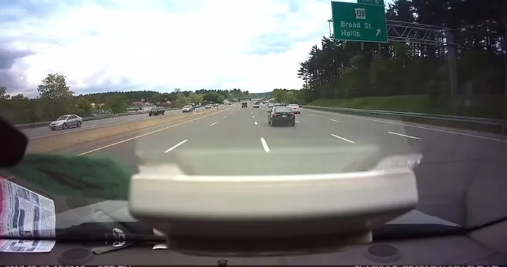 Il cofano si apre in autostrada