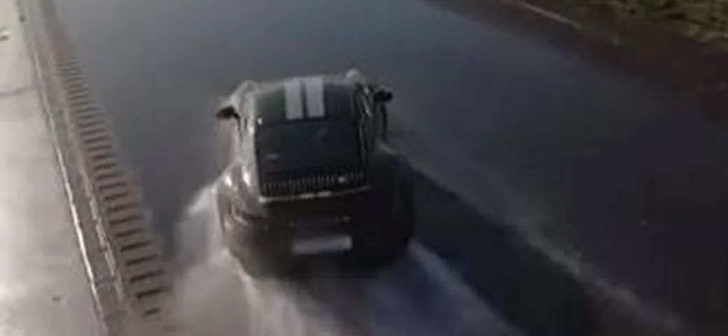Porsche 911 Sport Classic: drifting al top sul bagnato | Video