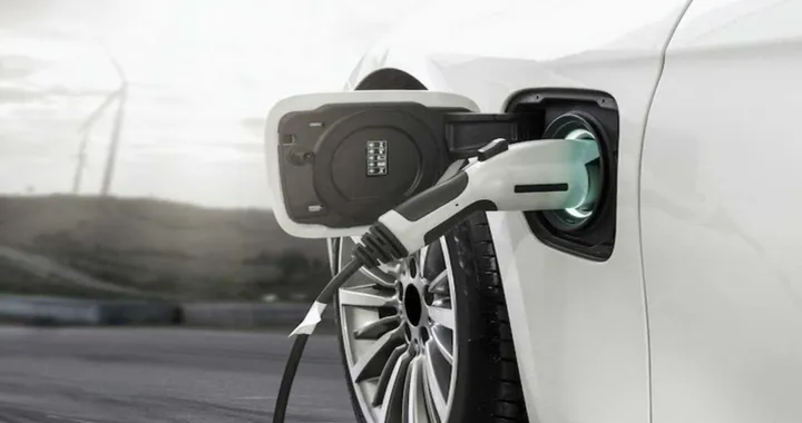 Uno studio rileva: «Prezzi troppo alti per le auto elettriche»