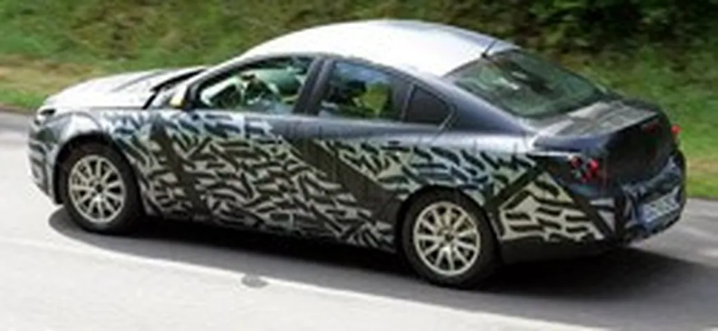 Nuova Opel Vectra, sempre meno camuffata...