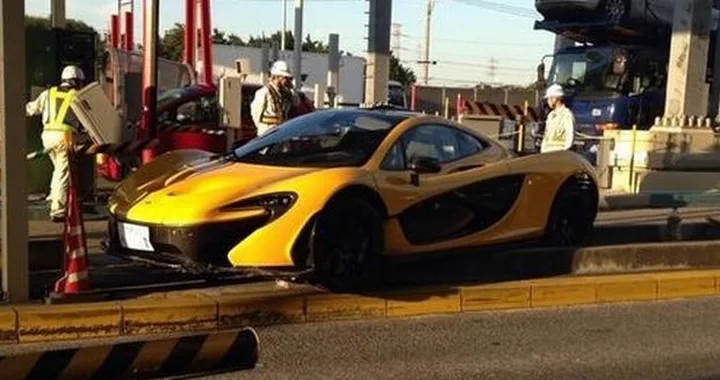 La McLaren P1 va a sbattere contro la struttura del casello