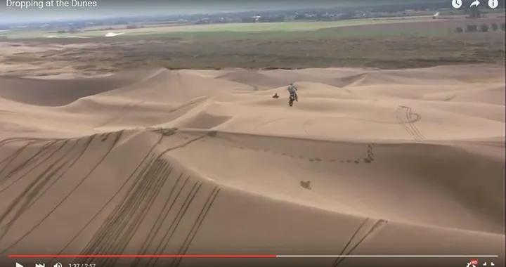 Salti in moto scenografici sulle dune [Video]