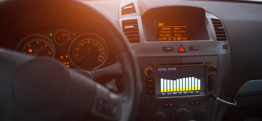 Musica alta in auto: sicurezza e normative da conoscere