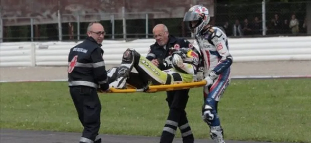 Foto del giorno: Ruben Xaus aiuta Jonathan Rea