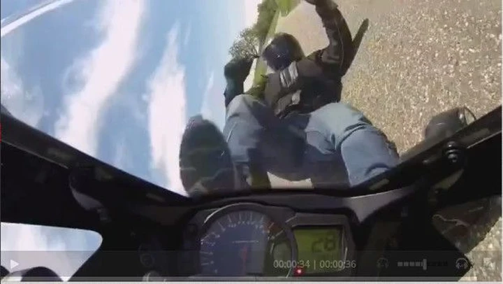 Video: moto finisce fuori strada e cade... sull'asfalto