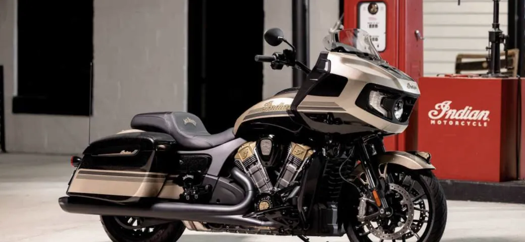Indian celebra 6 anni di partnership con Jack Daniel's e Klock Werks Kustom, con la Challenger Dark Horse Limited 2022
