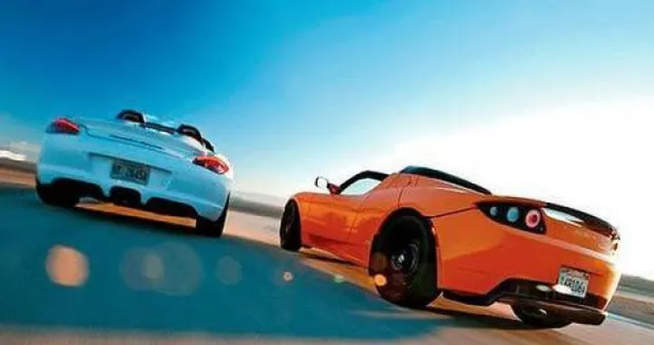 Tesla Roadster Sport contro Porsche Boxster Spyder: il video in pista