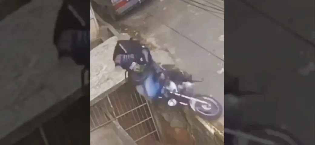 Parcheggia nel posto sbagliato e la moto cade dalle scale (Video)