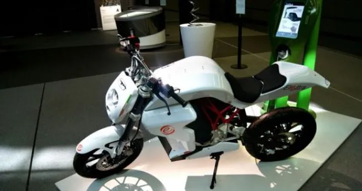 Rondine Motor Elettra, moto elettrica italiana esposta in Finlandia