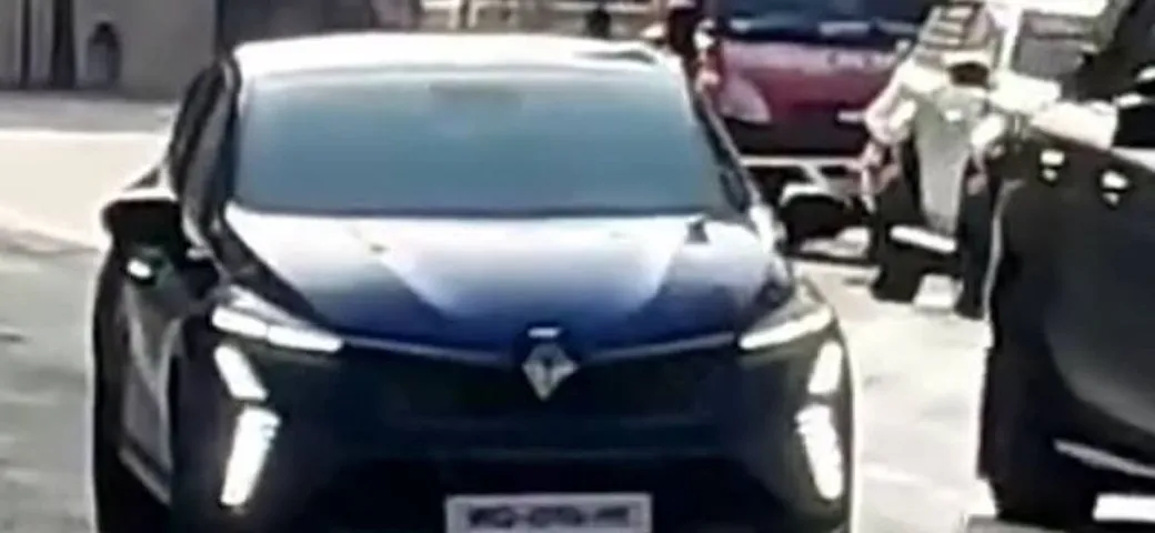 Renault Clio 2023: la prima immagine del restyling