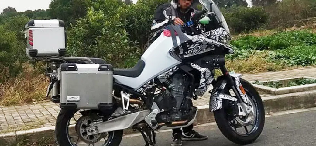 CF Moto: le foto spia della nuova crossover. Sarà motorizzata KTM?