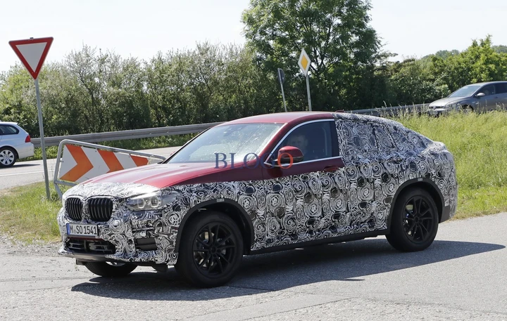 BMW X4 2018: foto spia su strada