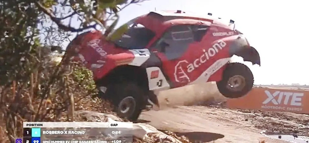 Carlos Sainz speronato: pauroso incidente in Extreme-E