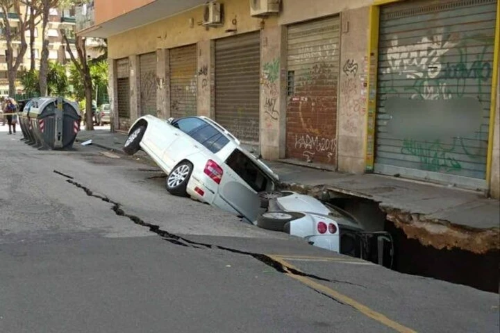Strada da incubo a Roma: si apre voragine e inghiottisce due auto