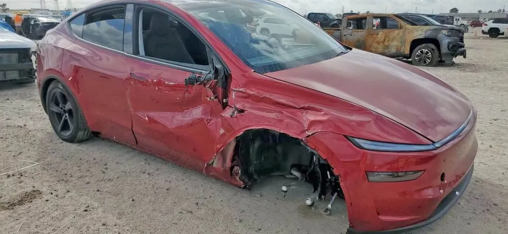 Ritira la Tesla Model Y e la distrugge dopo appena 317 chilometri