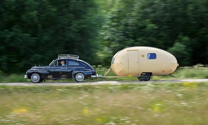 Una roulotte dimenticata nel bosco torna a viaggiare grazie a un restauro da record